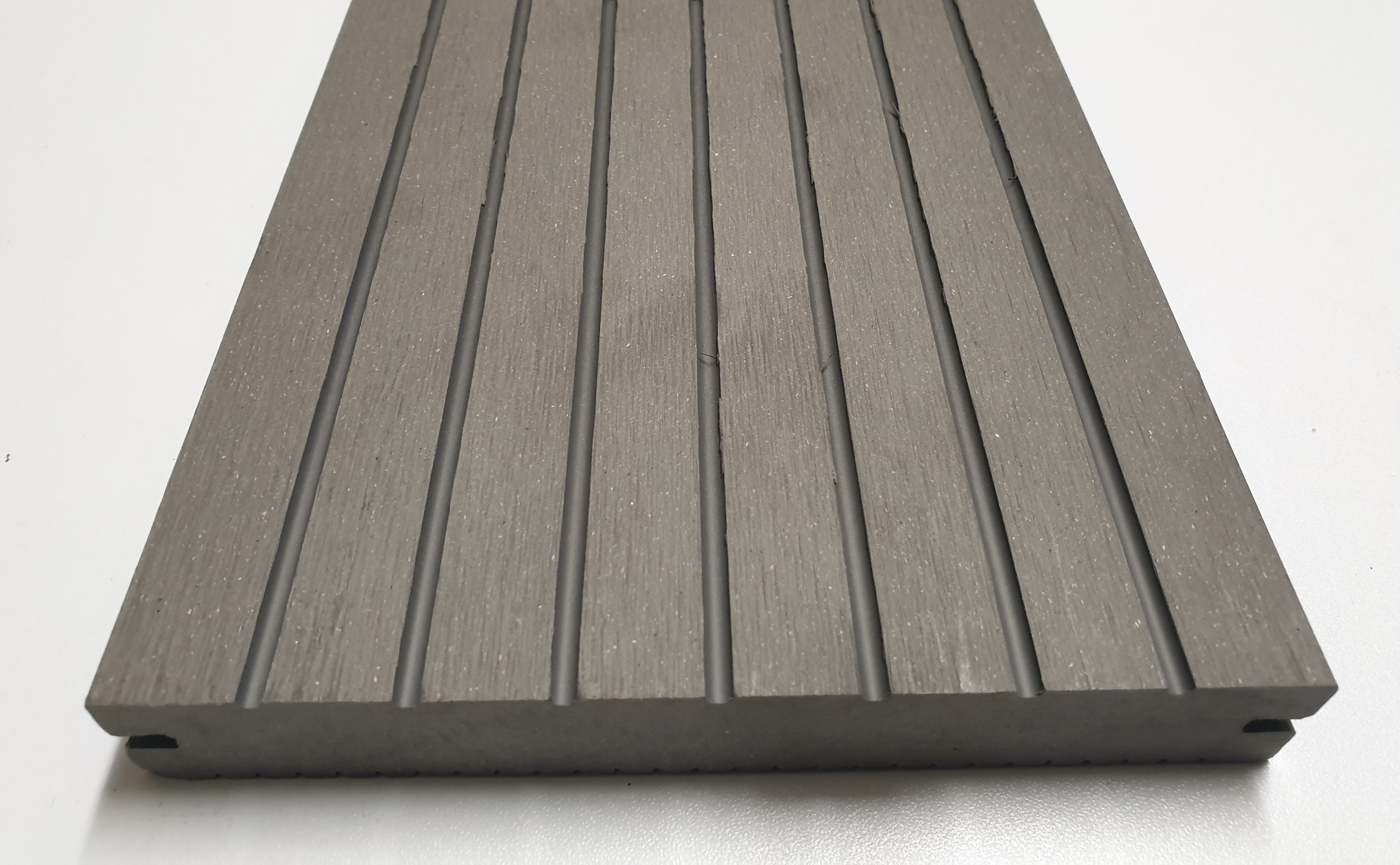 WPC massiv Terrassendiele 22 x 143mm Hellgrau gerillt / genutet in 4 Längen