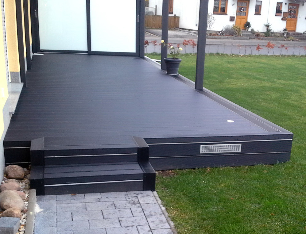 Terrasse mit UPM ProFi Deck 150 in Nachtschwarz