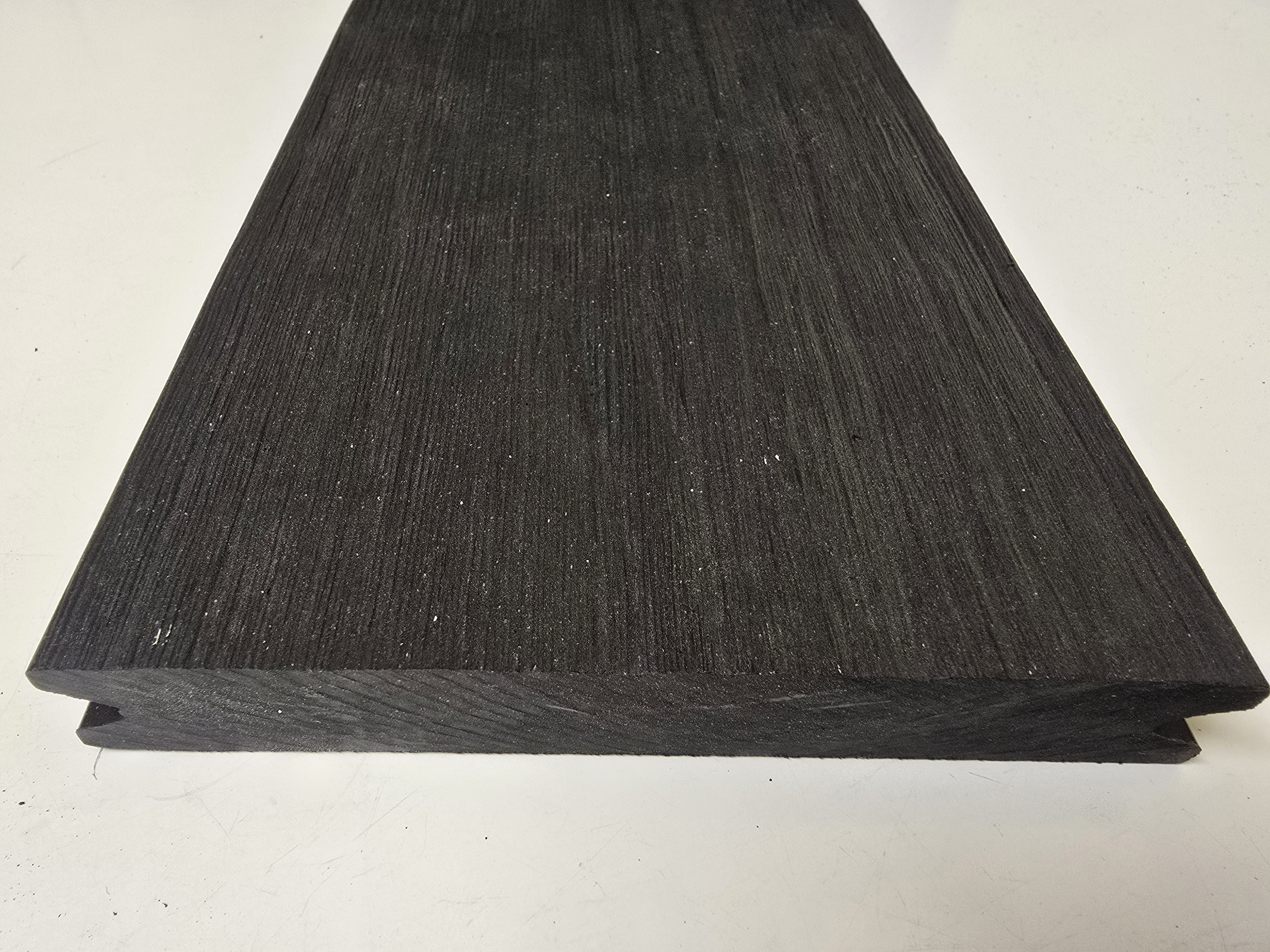 Massiv WPC Terrassendiele SOL 22 x 143mm Anthrazit gealtert / gebürstet in 4 Längen