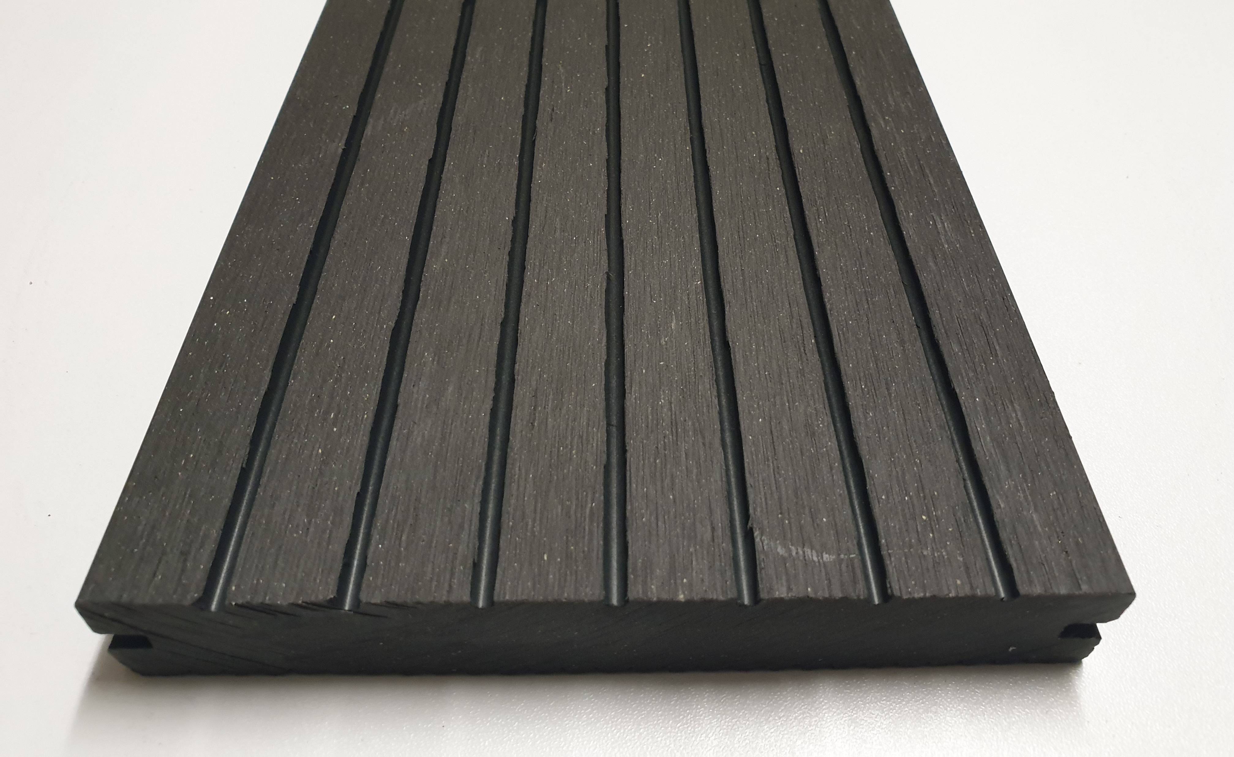 WPC massiv Terrassendiele 22 x 143mm Dunkelgrau gerillt / genutet in 4 Längen
