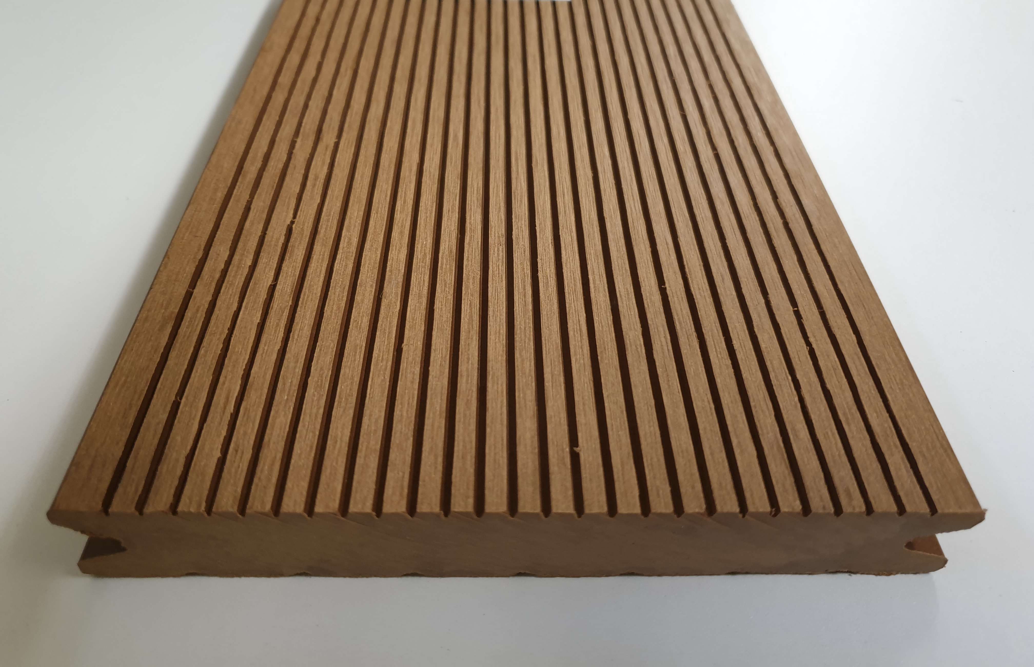 Massiv WPC Terrassendiele SOL 22 x 143mm Hellbraun gerillt/genutet in 4 Längen