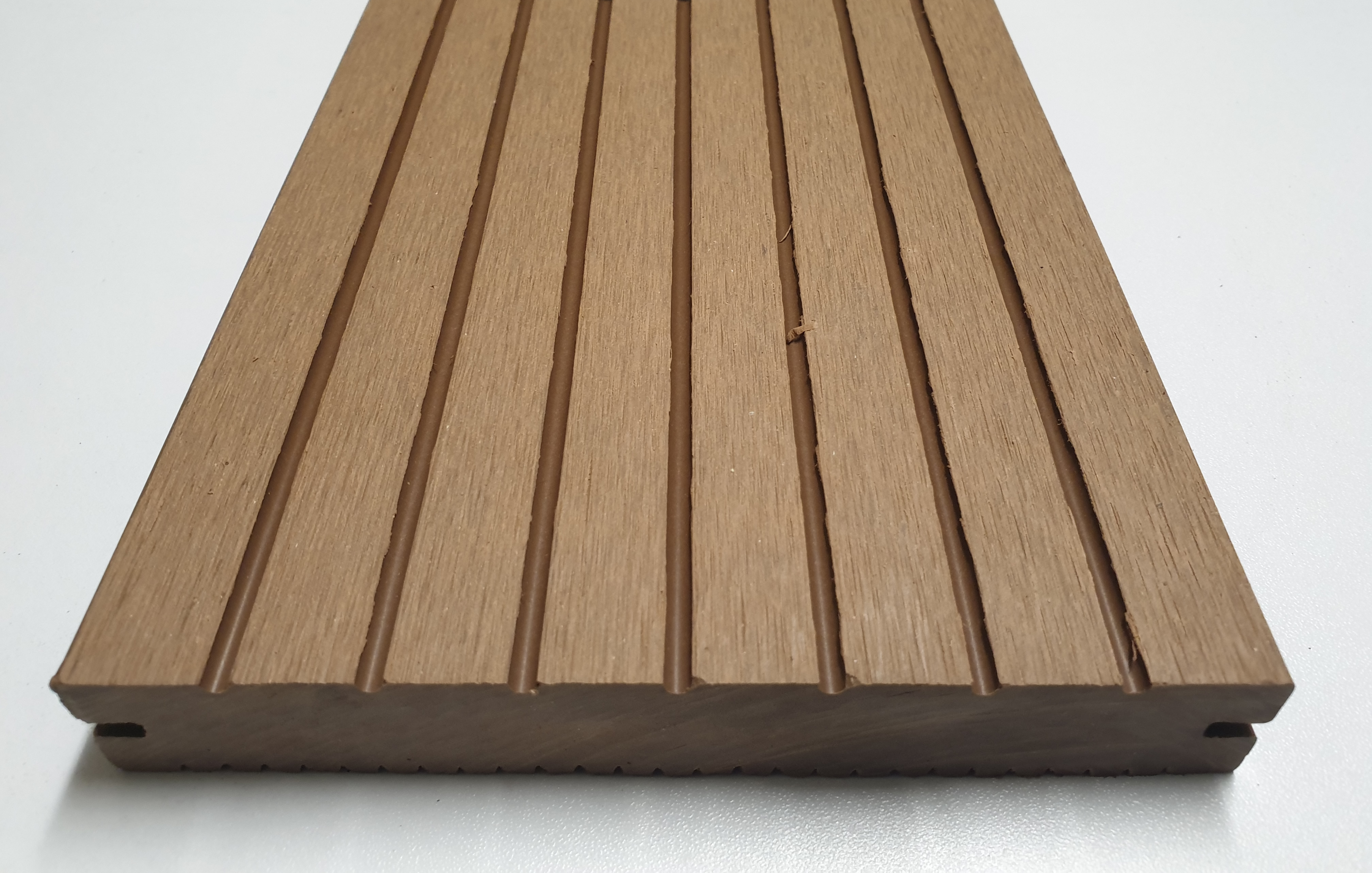 WPC Atrox massiv Premium Terrassendiele 22 x 143mm Hellbraun gerillt / genutet in 4 Längen