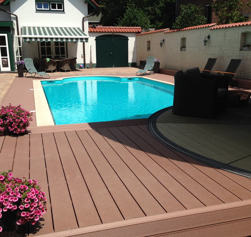 Pool mit UPM ProFi Deck 150 Terrassendiele in Herbstbraun