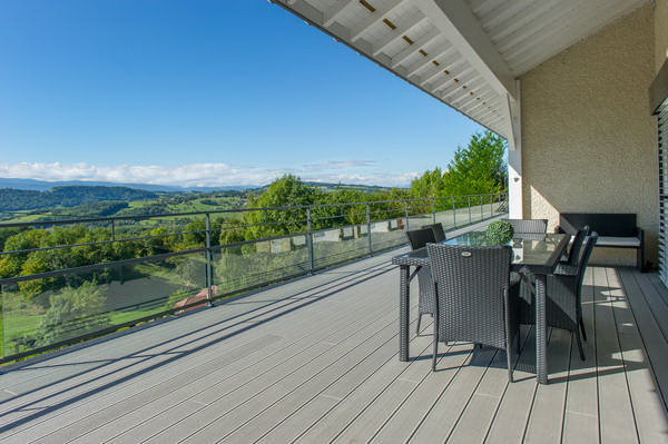 Balkonterrasse mit UPM ProFi Deck 150 Silbergrün