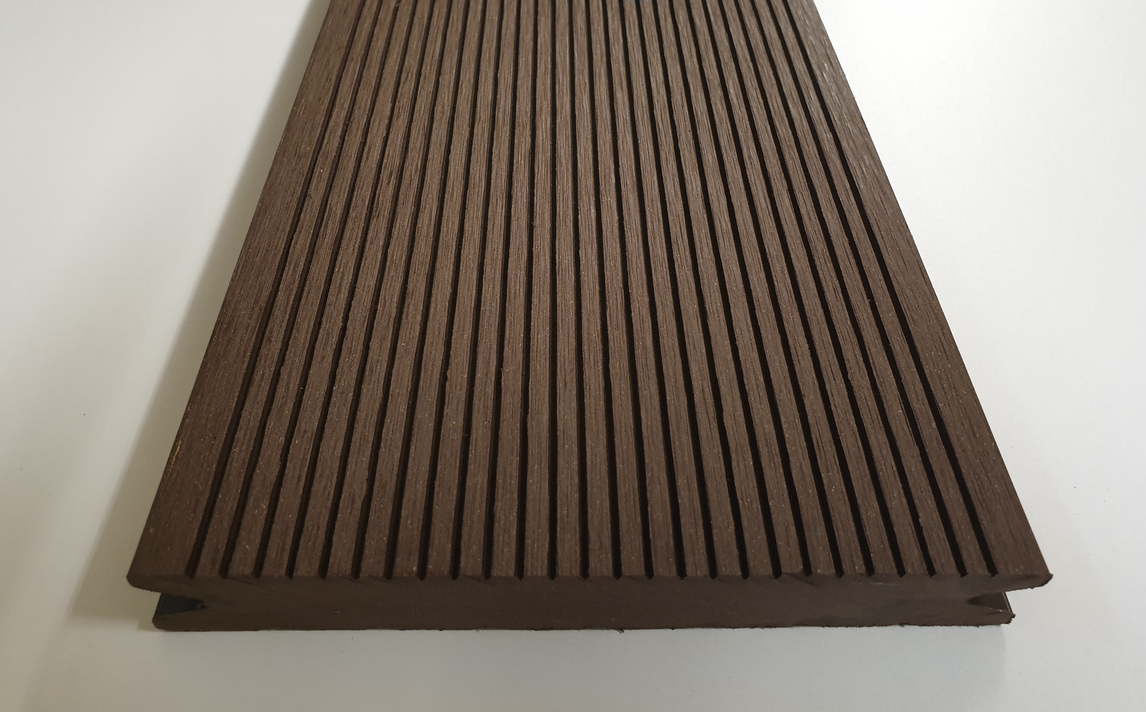 Massiv WPC Terrassendiele SOL 22 x 143mm Dunkelbraun gerillt/genutet in 4 Längen