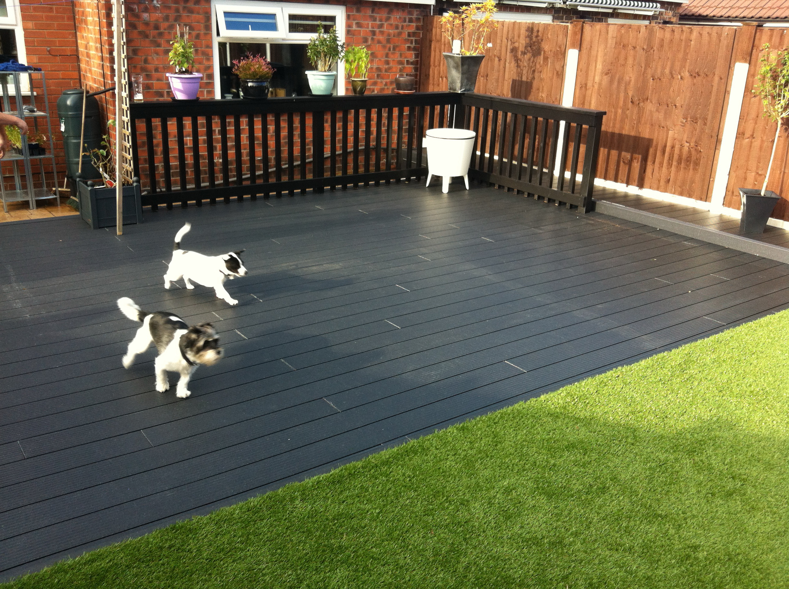 Terrasse mit UPM ProFi Deck 150 in Nachtschwarz mit Längsstößen verlegt