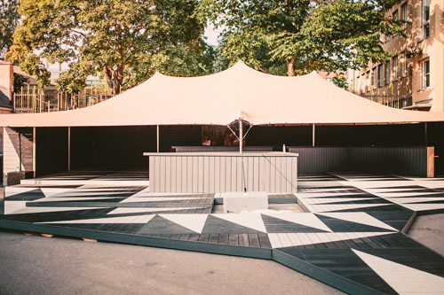 Terrasse mit UPM ProFi Deck 150 in Nachtschwarz und Schneeweiß